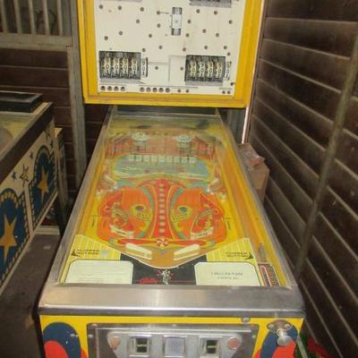 Vintage pin ball machine (glass is broken but included)