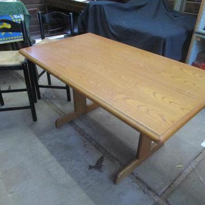 Solid oak dining table with two bar stools