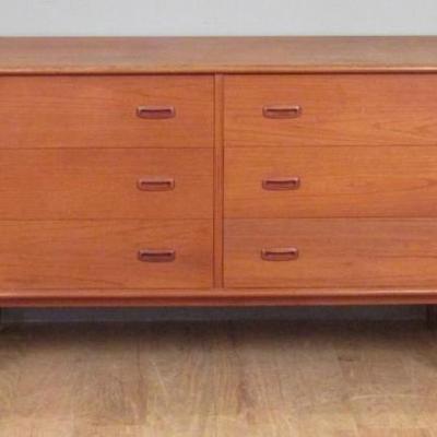 Lot 0379: Danish Style Mid Century Double Dresser
Est. $200 - $300