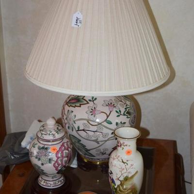 Table lamp, vases