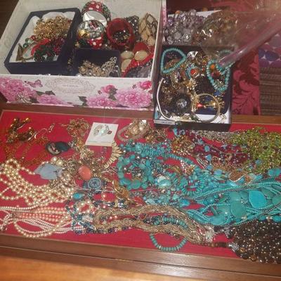 Lots of costume jewelry..all will be priced 😁