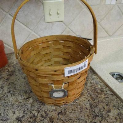 Longaberger basket w/ handle