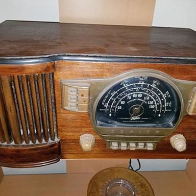 Vintage radio.  WORKS!