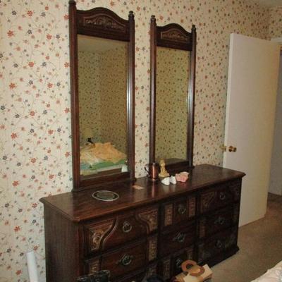 Vintage dresser with two mirrors