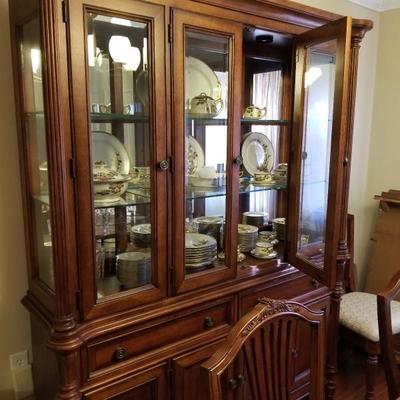 Gorgeous Bassett dining room set - china cabinet and table chairs. - these literally look brand new....