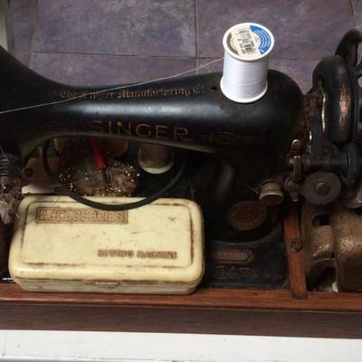 HWS142 Vintage Singer Sewing Machine 