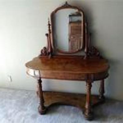 Vintage Vanity Table
