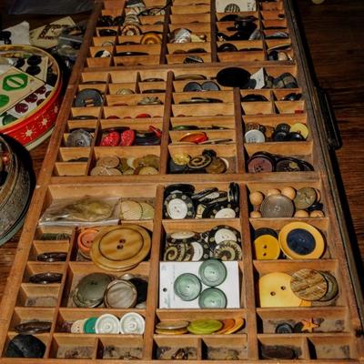 HUGE SELECTION OF VINTAGE BUTTONSÂ 
