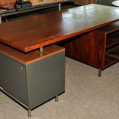 LARGE EXECUTIVE DESK WITH DRAWERS AND STORAGE   