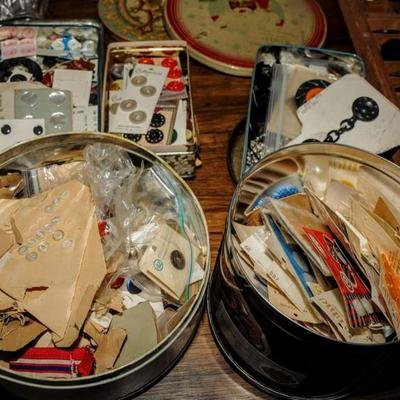 HUGE SELECTION OF VINTAGE BUTTONSÂ 
