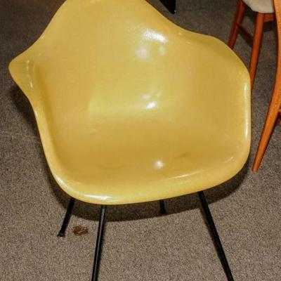 EARLY VERSION OF CHARLES EAMES FOR HERMAN MILLER
FIBERGLASS SHELL CHAIR WITH LARGE SHOCK MOUNTS AND
X-BASE AND SLIP ON GLIDES 