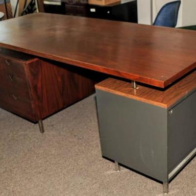 LARGE EXECUTIVE DESK WITH DRAWERS AND STORAGE   