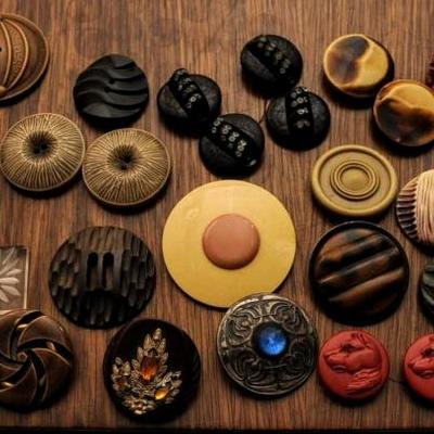 HUGE SELECTION OF VINTAGE BUTTONSÂ 
