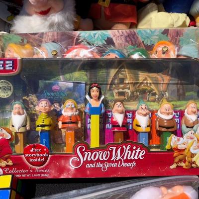 Snow White and the 7 Dwarfs Pez Dispensers Unopened