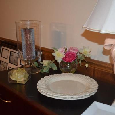 Table lamp, serving platters, decor items