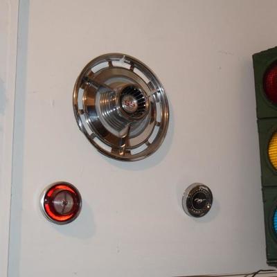 Wheel hubcap and traffic light