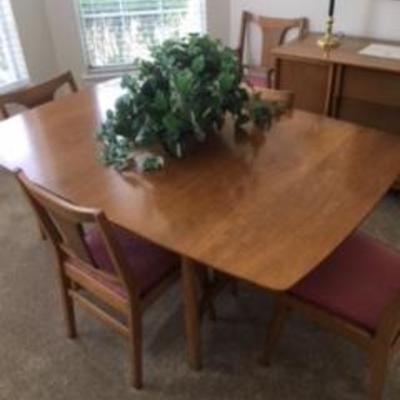 Dining Table with 2 leaves and 6 chairs