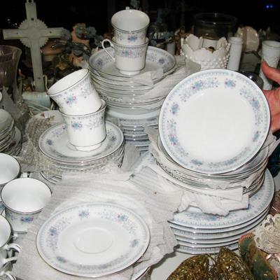 Crown Ming fine china   16. 5 piece place settings 