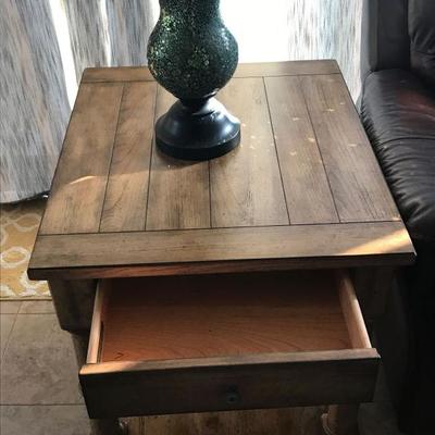 100% OAK THAN ALLEN END TABLE. 2' - 4' LONG AND 2' WIDE.