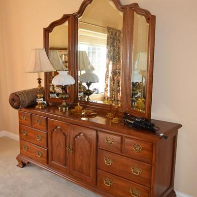 Thomasville dresser with mirror, lamps, decor