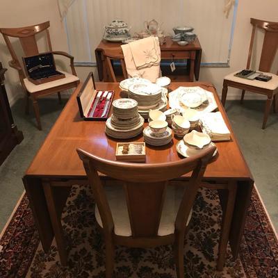 Drop leaf Dining Table with 4 chairs