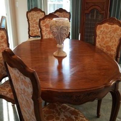 Dining Set with 6 Chairs and 2 additional Leaves