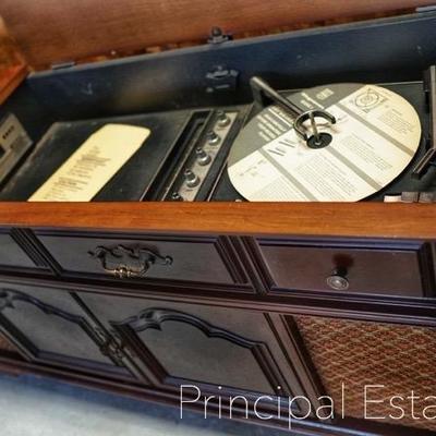 Beautiful Vintage record console.  Very nice condition!