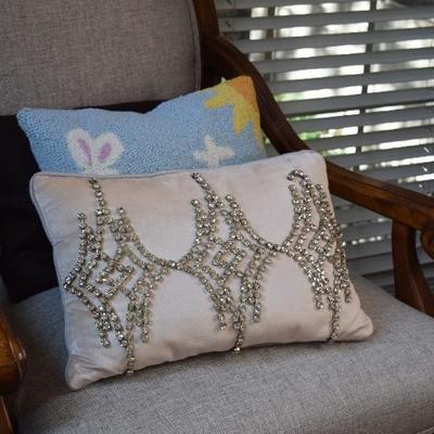 Accent Chair w Pillows