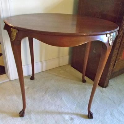 Table $165 as is
27 X 22 1/2 X 23 1/2"