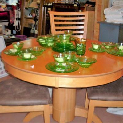 ROUND/ OVAL TABLE AND CHAIRS