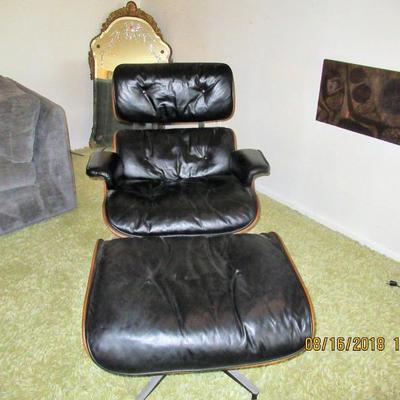 The Charles Eames chair and ottoman for Herman Miller 670-671 with original tags rosewood frame and chrome is in excellent condition.