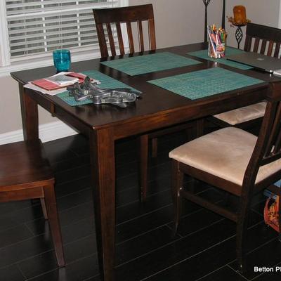 SMALL DINING TABLE WITH POPUP EXTENSION/4 CHAIRS