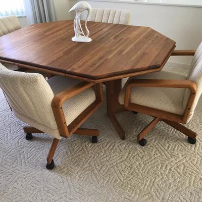 Dining Room table, in excellent condition 60 l x 42 w 
