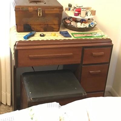 1950 Singer sewing machine with bench - missing the power cord but you can order one online
