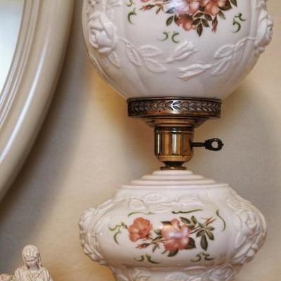 Antique Gone with the Wind lamp 
