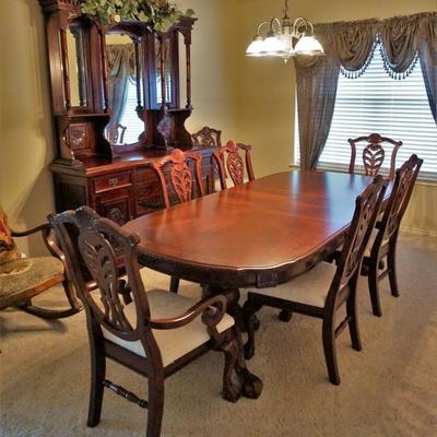 Formal Chippendale Style Ball and claw foot Dining room table and 8 chairs. Very good condition, ready to use. Adjustable with leafs...