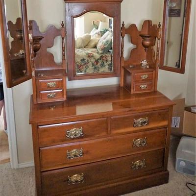 Ladies mahogany three mirrored dressing table. Mahogany with good early finish in very nice condition, Extremely handy to dress and see...