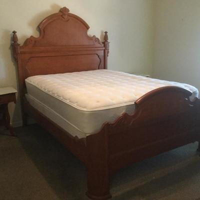 Lexington Victoria Sampler Collection 
Victorian Mansion Queen Bed
Simmons Beauty Res Vanderbilt Mattress - Priced separately from bed 