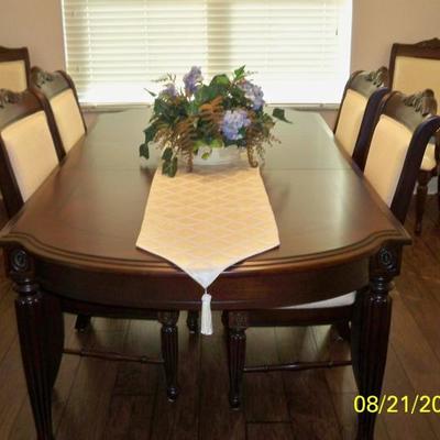 Broyhill Dining table with 6 chairs