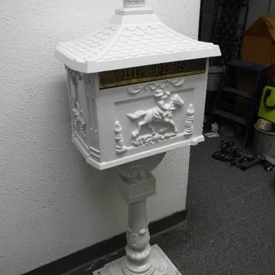 Amco Victorian Pedestal Locking Mailbox in White