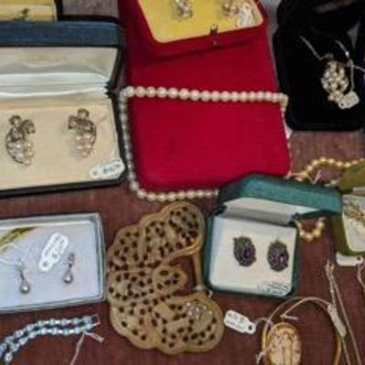 Collection of freshwater pearls, including: earrings, necklaces, pendants, etc.
