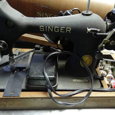 Portable Singer Sewing Machine with Case