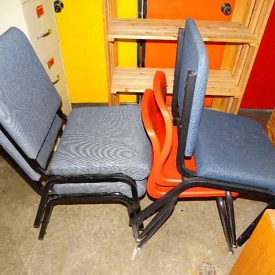 1 Lot of 5 chairs