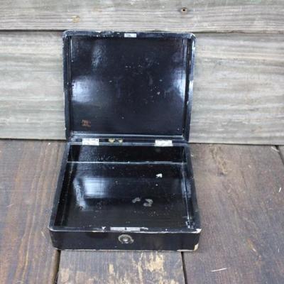 Victoria Dressertop Lacquer Handkerchief Box