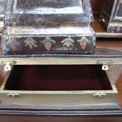Finials with hidden compartment
