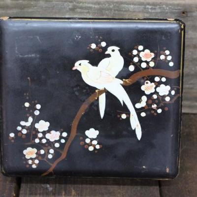 Victoria Dressertop Lacquer Handkerchief Box