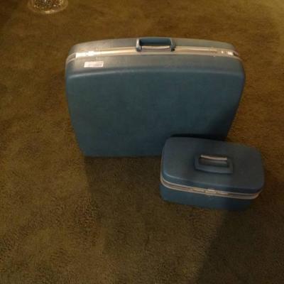 2 piece luggage and cosmetic bag.