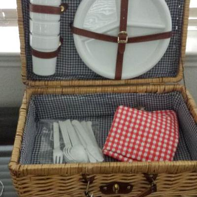 Wicker Picnic Basket with Dishes, Cups, Cutlery, Napkins