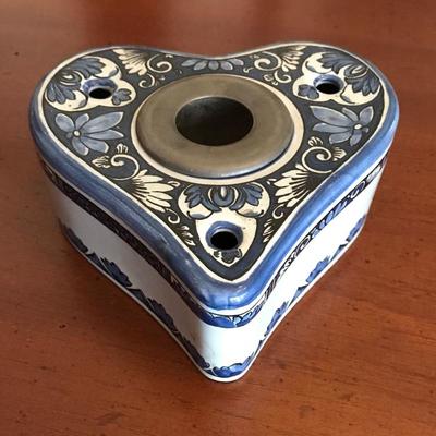 Colonial Williamsburg Restoration Delft Heart Inkwell W/Pewter Inset
