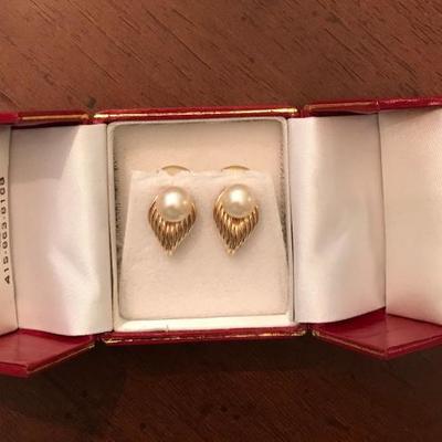 Pearl pierced earrings with 14k gold removable enhancer.
